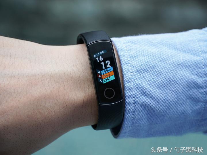 校花校草“大集结”,荣耀手环4这波操作很到位!