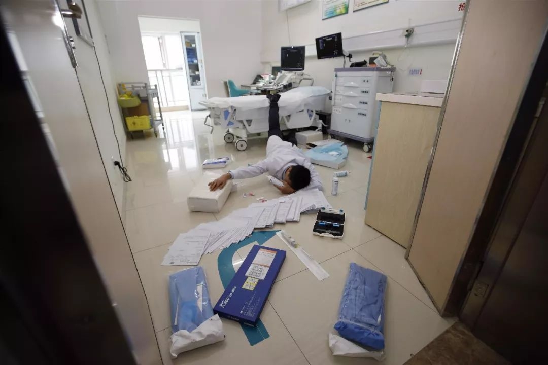 看了这么多炫富摔，这些护士才是最劲爆的~