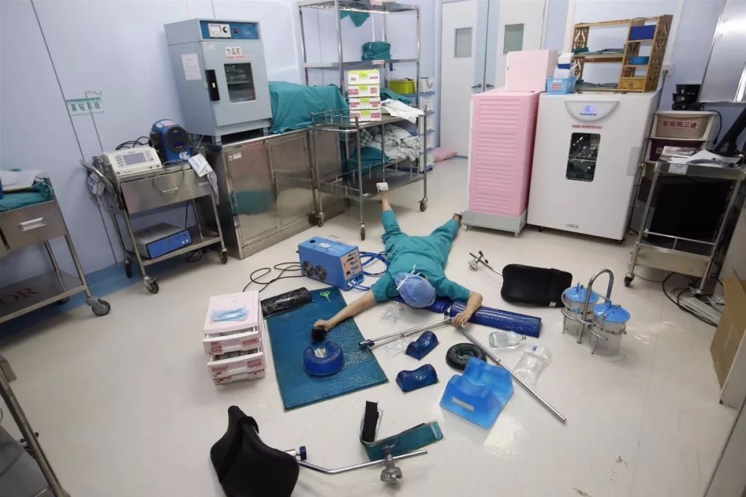 看了这么多炫富摔，这些护士才是最劲爆的~