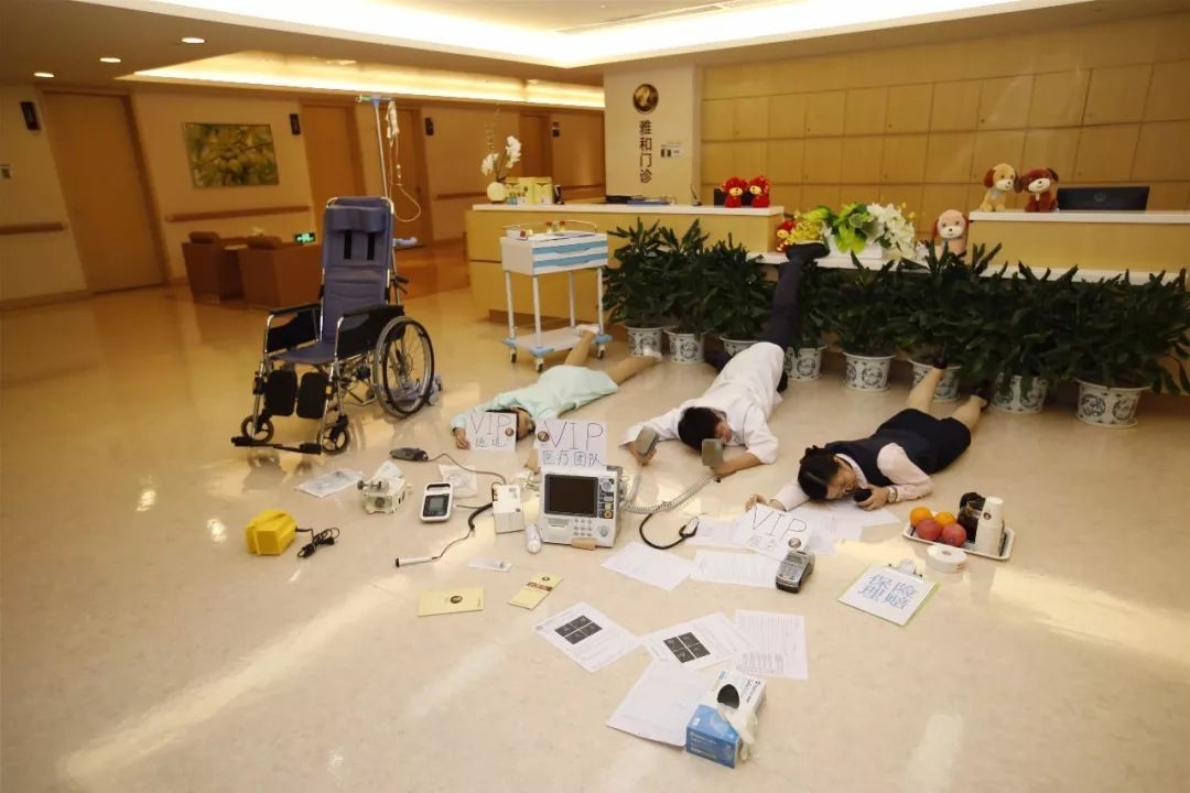 看了这么多炫富摔，这些护士才是最劲爆的~