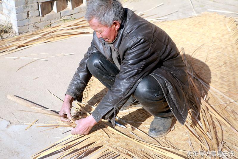 嵩县最后的席匠72岁蹬磙子编卖苇席