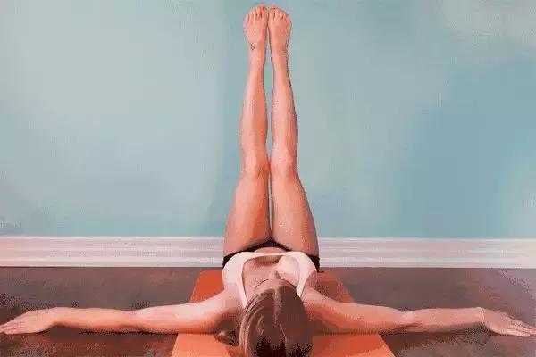 女人双腿空隙大是什么原因,女性双腿有缝隙是什么原因