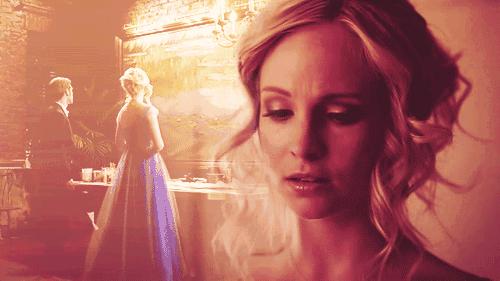 吸血鬼日记斯特凡死了卡罗琳大哭,吸血鬼日记卡罗琳什么时候在一起