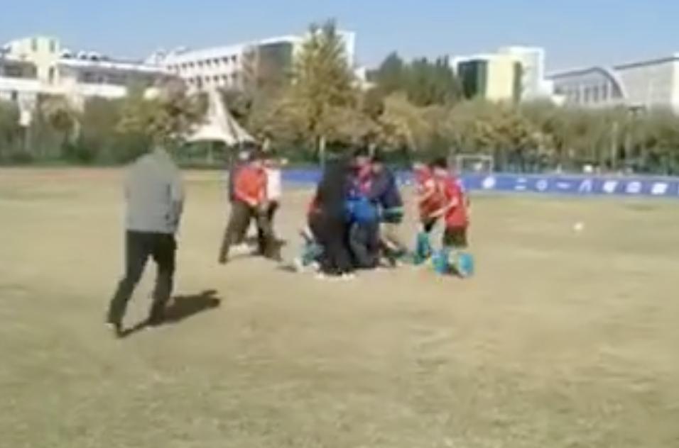 中国足坛再曝丑闻！十几岁小球员围殴裁判，名记感叹国足还有救吗