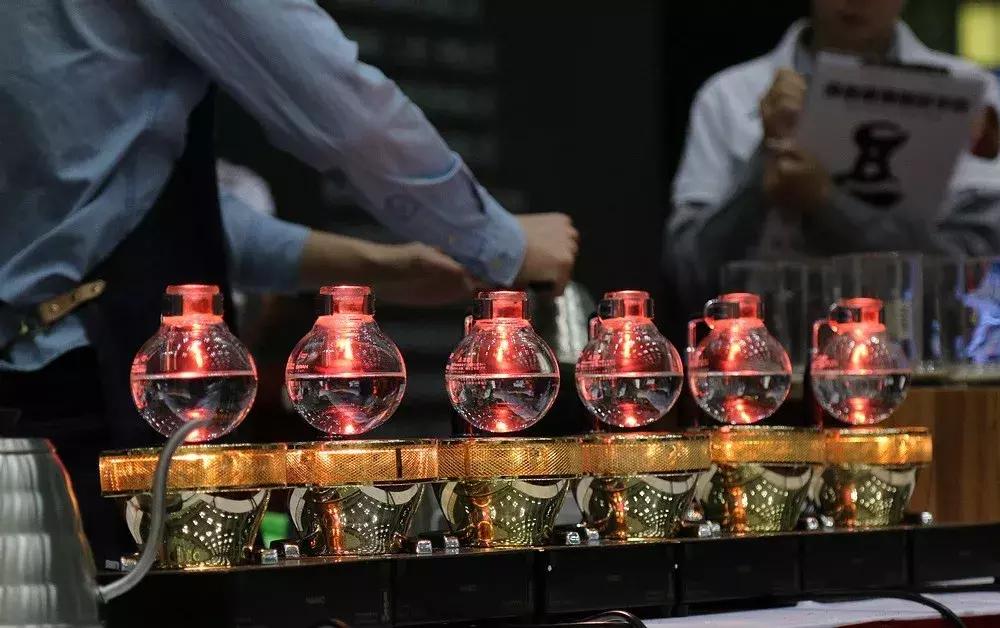 咖啡师工资不高还要坚持下去吗,咖啡师学徒大概多少工资一个月