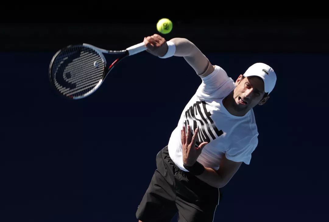 网球发球，左手除了抛球，还得“护胃”！