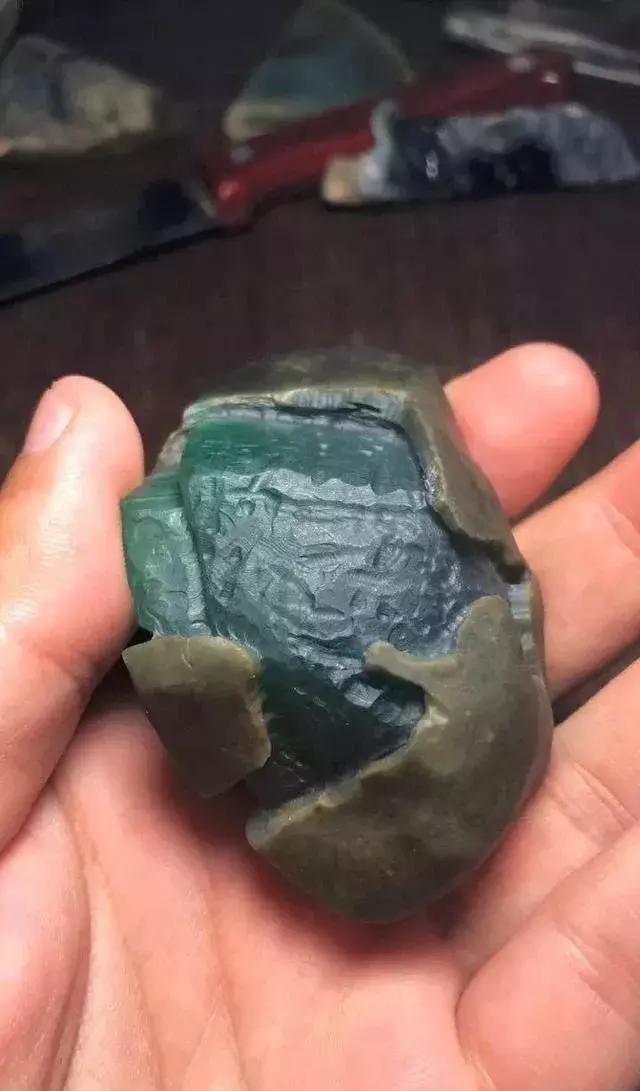 什么样的原石翡翠出高冰,真正的翡翠原石能出现哪些特征呢