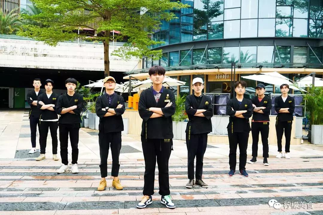 开在湖边的男团串串,我连店名都不会读