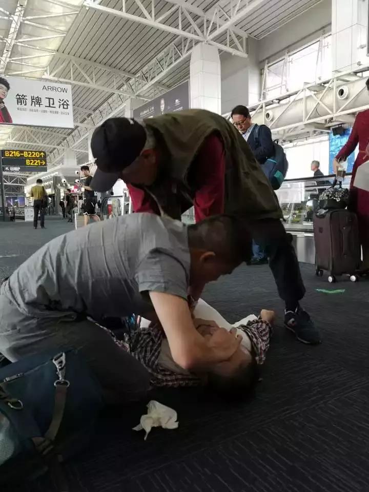 该有多幸运！人群中被陌生男人看了一眼，他在机场捡回一条命！