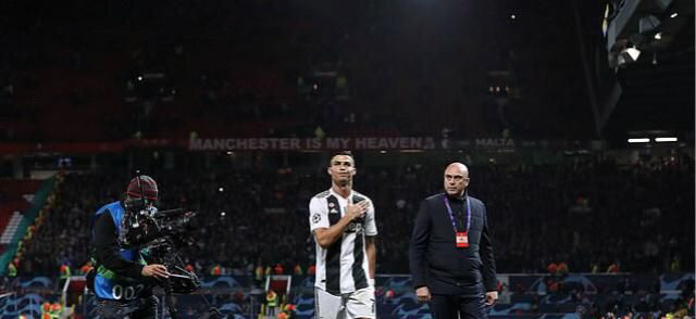 不够高！C罗合影又踮脚，1米85的C罗比1米9的博努奇还高