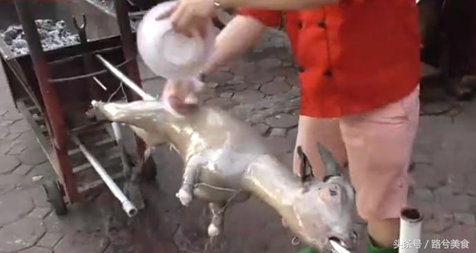 越南街头烤全羊,越南美食重口味烤全羊