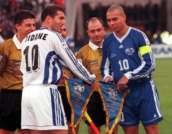 不爱巴萨爱尤文？蒂亚戈观战时临摹尤文队徽，梅西看后微笑点头