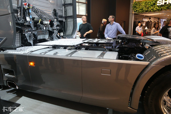 搭载v6发动机275匹马力的越野车,750匹马力的斯堪尼亚