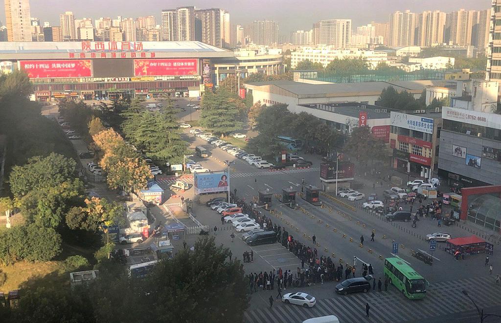 4万张票网上被秒光现场下午2点*票开**球迷凌晨排队只为看1场中乙