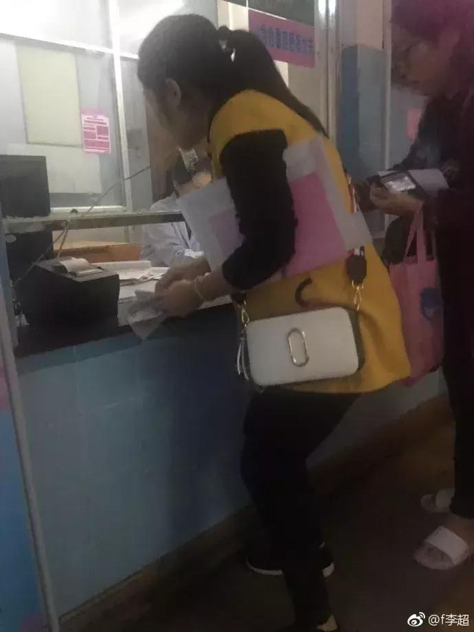 医院窗口低孕妇跪地就诊,医院孕妇挺着大肚子