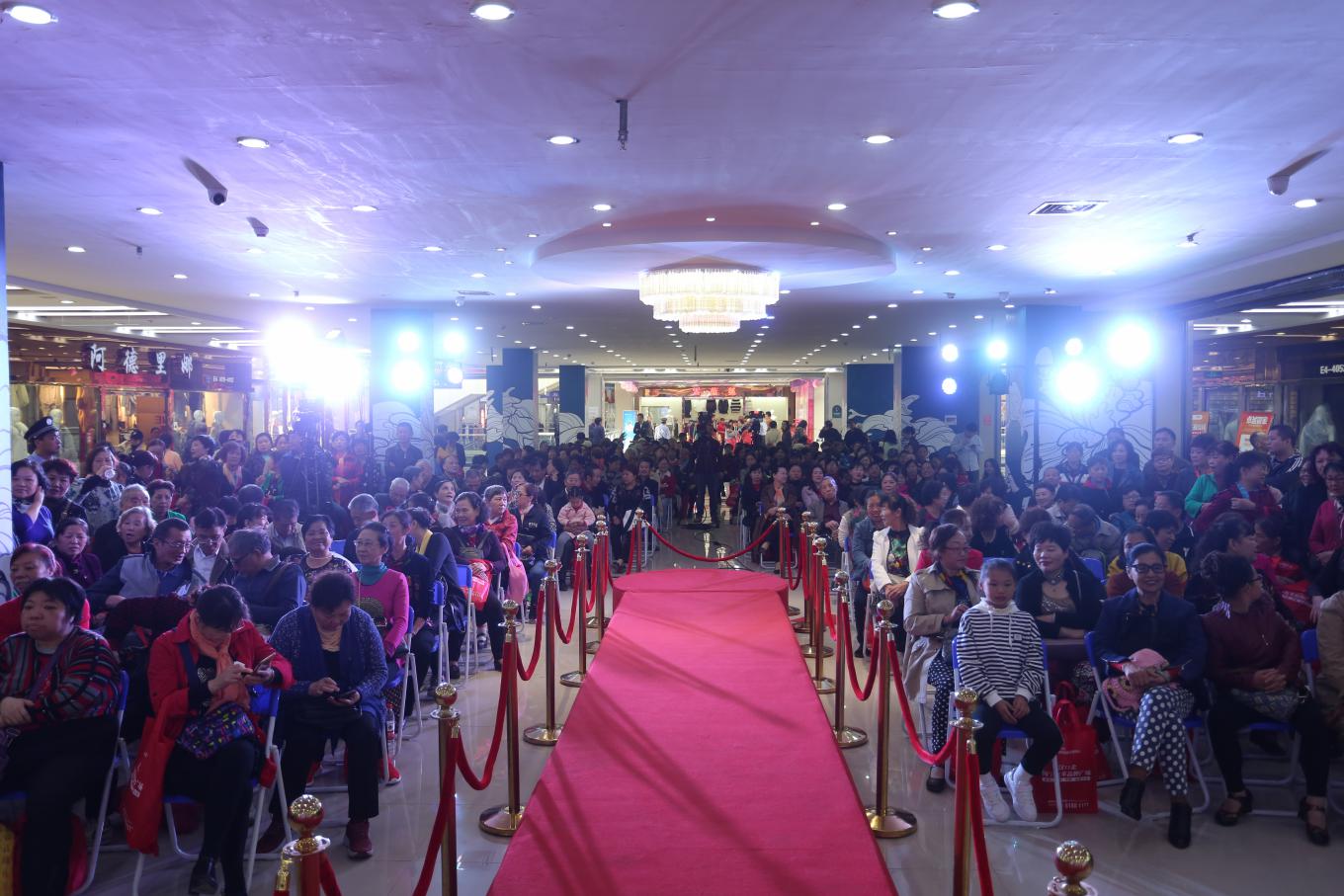 剁剁剁！今天经视砍价王在汉口北掀起了一场超热的千人团购！