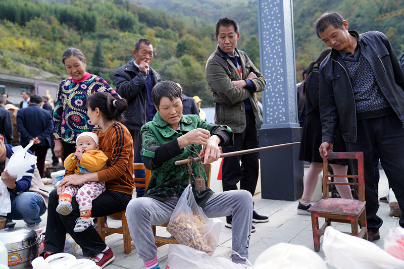 到安康白河县东坡村赶集 游客抢购山货 赏千年银杏 品乡村美食