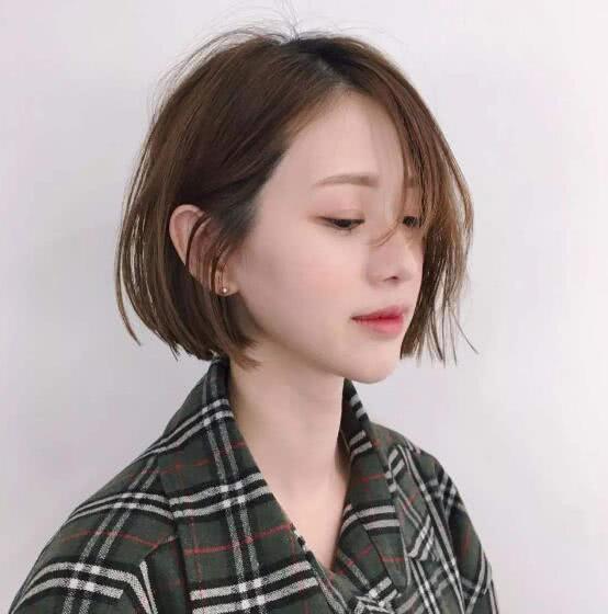 圆脸短发女生适合的简单发型扎法,圆脸女生头发少适合的短发减龄