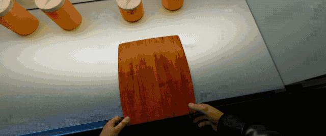 他用法棍暴打面包店服务生，全世界竟然都在笑！