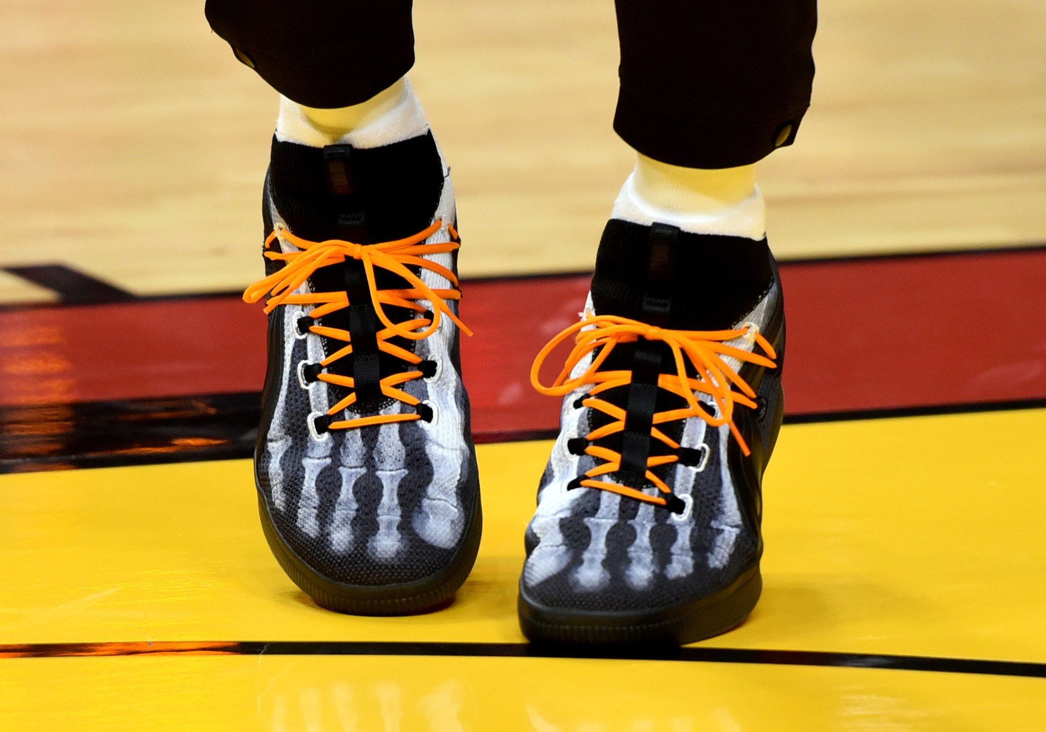 汤神回归穿的篮球鞋,汤神签约安踏前穿什么鞋