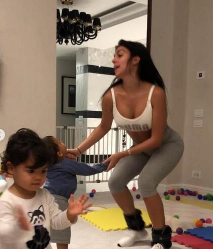 c罗和女友晒私人飞机照,c罗女友带4个孩子现身球场