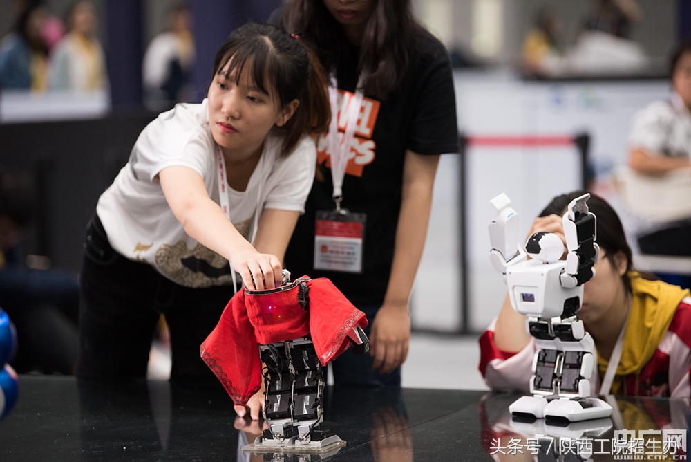 陕西这所大学走出了四个冠军,西安交大对阵清华大学