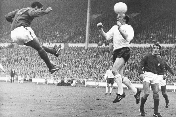 耐克和阿迪足球鞋哪个好,足球鞋阿迪达斯好还是耐克好