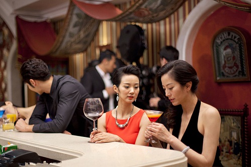 朋友圈：半夜总有一群发性感照片的妹子是种什么体验……