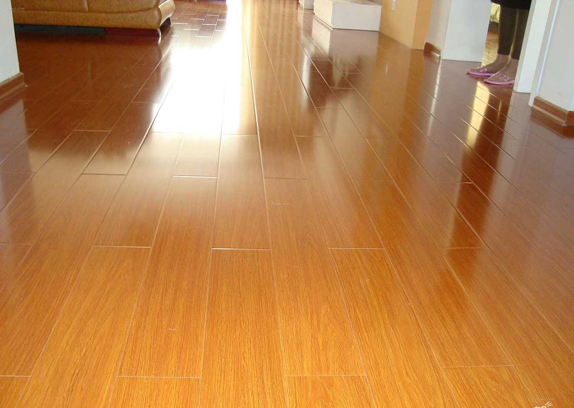 地板打蜡是用固体蜡还是液体蜡好？听万师傅一分析，才知被坑！