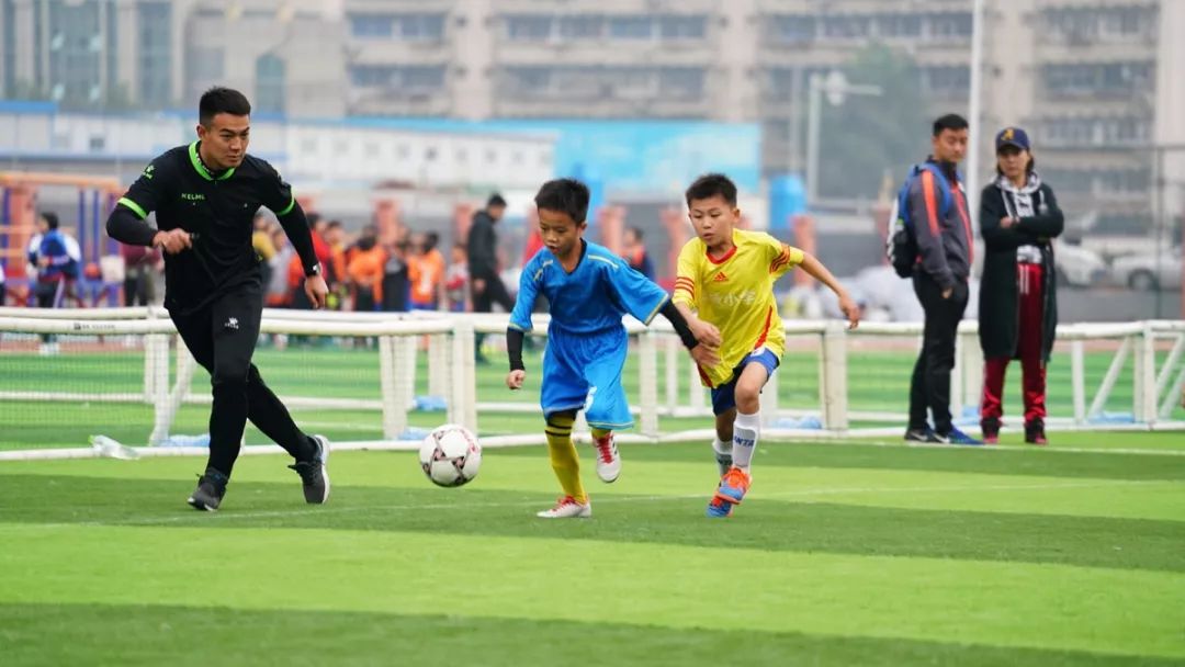 成华这群娃娃zua足球真的好幸福哟~