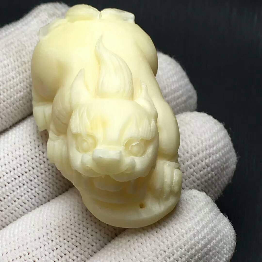 蜜蜡上的黑点是怎么回事,蜜蜡有黑点是怎么回事