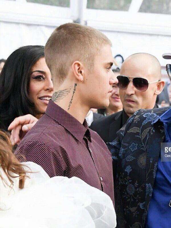 比伯深夜发布长文完整,比伯剪头