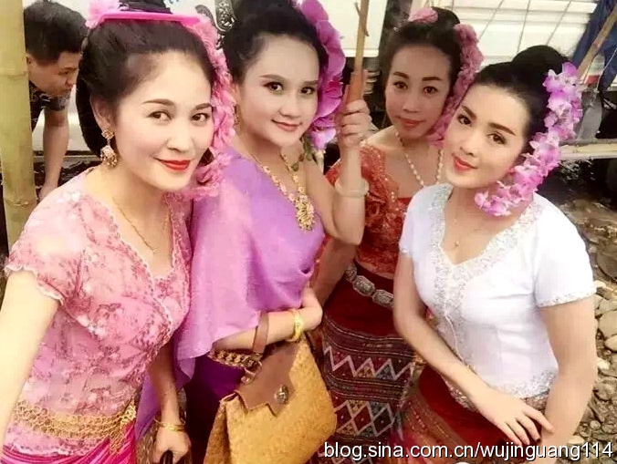 美女云南西双版纳傣族泼水节歌舞,2010西双版纳傣族万人泼水节