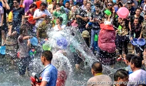 美女云南西双版纳傣族泼水节歌舞,2010西双版纳傣族万人泼水节