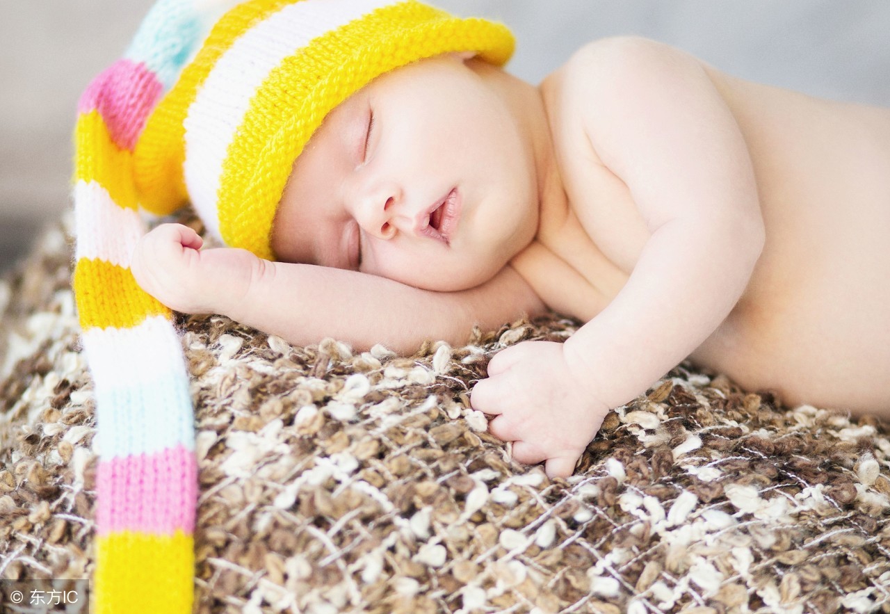 宝宝老是歪着脖子睡觉怎么纠正,宝宝爱歪头要戴矫正器吗