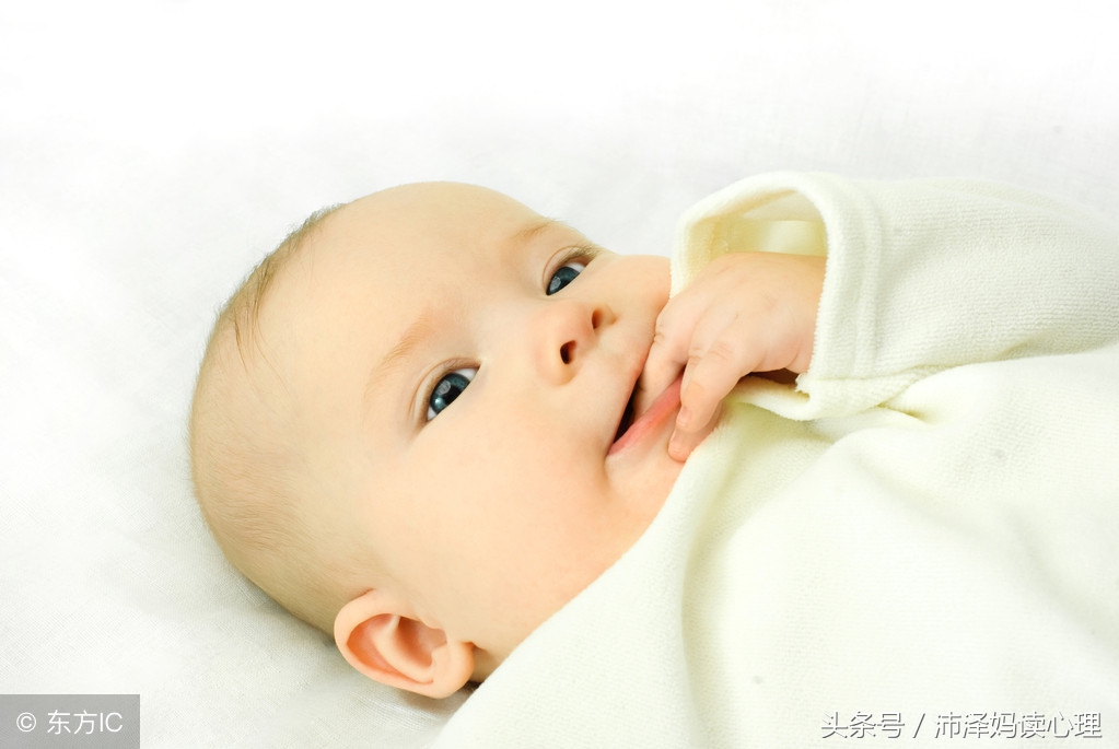 婴儿喜欢吸吮嘴唇是咋回事,婴儿喜欢吮吸手指