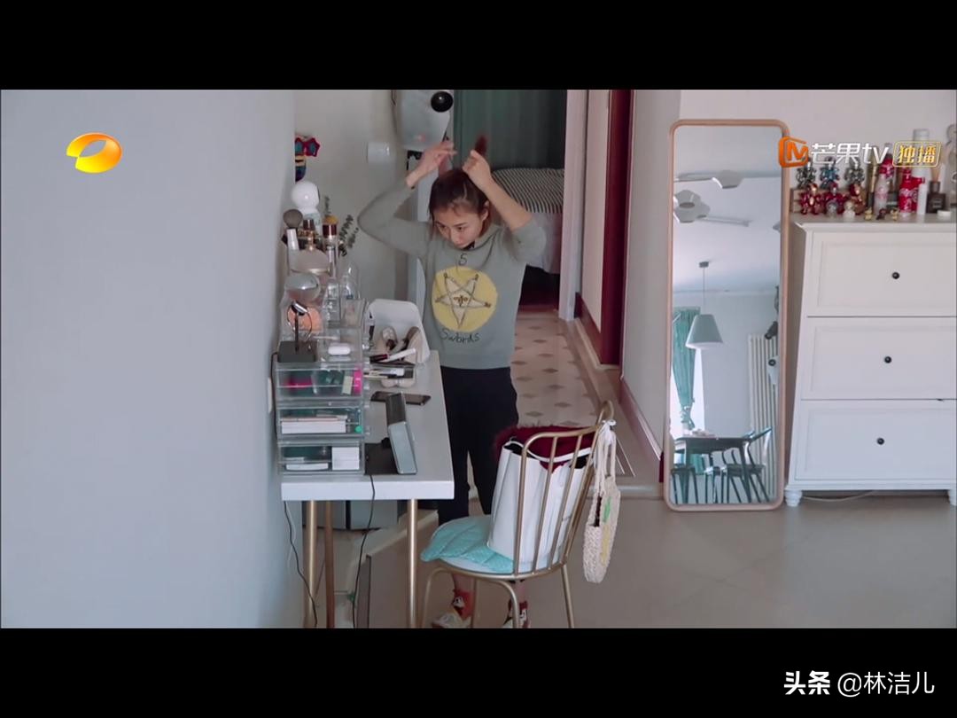 何雯娜吴昕我家小两口,我家那闺女吴昕黑羽绒服同款