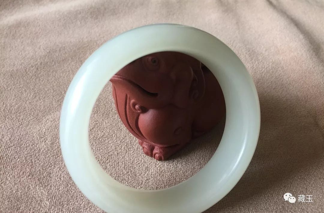 他用两年的时间，结缘一条和田玉手镯！