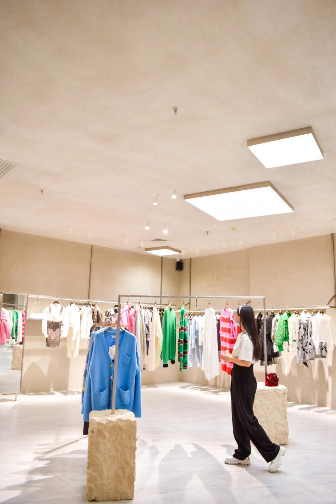 乌鲁木齐买手店有多酷？潮流搭配师坐镇，内藏咖啡吧，一秒出片