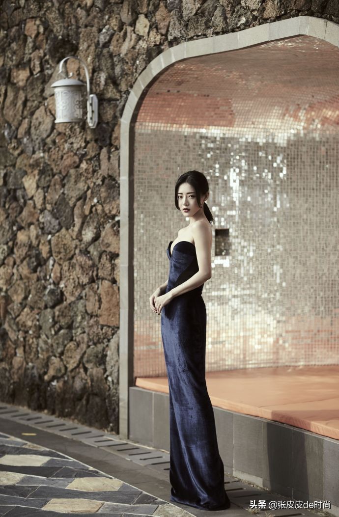 小姨妈邓家佳今年几岁了,小姨妈邓家佳晒照秀窈窕身材