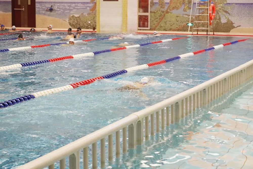 为什么游泳游得腰疼,游泳腰疼可以继续游吗