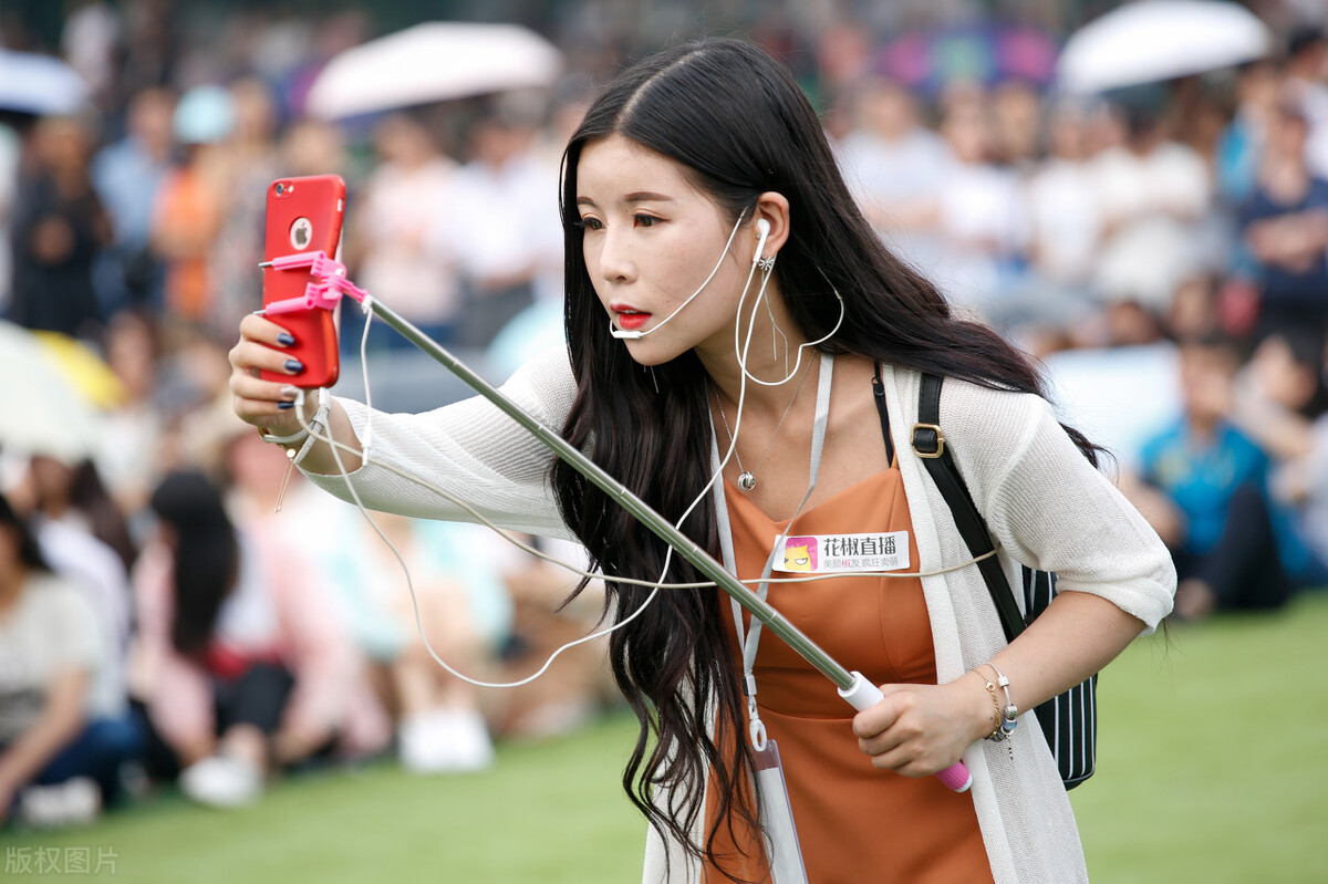 网络电台主播一个月真实工资,网络主播一天工资多少