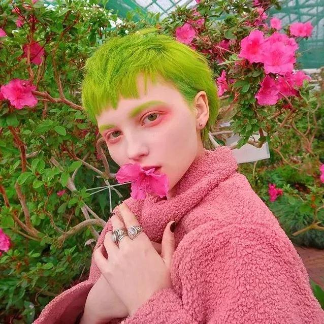 夸张发色弄什么造型,夸张的发色适合什么衣服