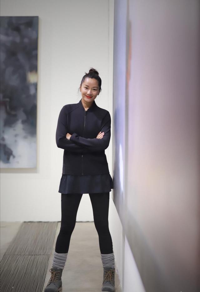 瞿颖独自现身走机场，造型超模范依旧，素颜皮肤沧桑痘印太明显