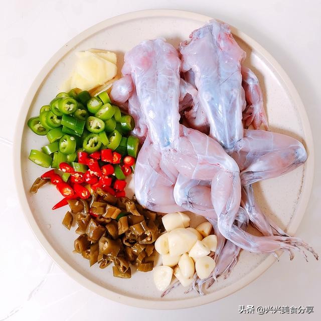 牛蛙怎么做吃起来比较嫩,肉质鲜嫩的红烧牛蛙