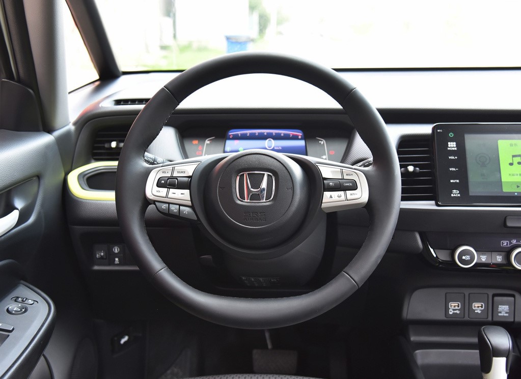 本田家的小飞度，外观小巧空间不小，油耗5.2L还是自动挡，毛病少