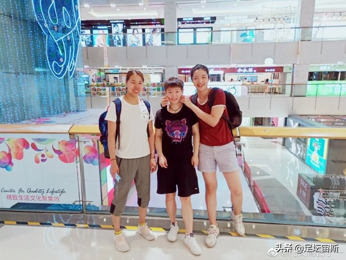 致敬！蔡振华56岁师妹第5次获得奥运名额国乒小魔王被捏脸笑开花