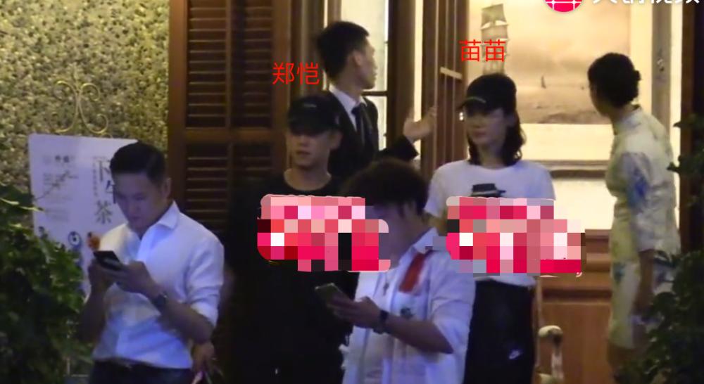 郑恺和苗苗高调恩爱牵手现身机场,郑恺苗苗恋情疑曝光