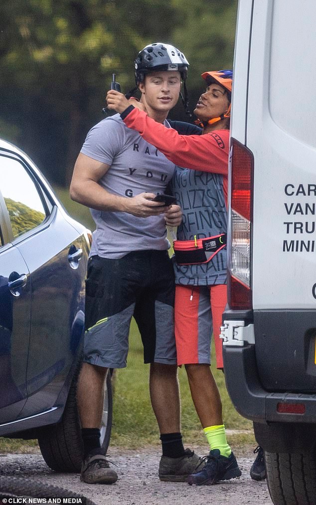 鍗℃埓鐝婃檼涓庣敺鍙嬫帴鍚荤収,鍗℃埓鐝婁笌鐨壒鑺傜洰鎺ュ惢