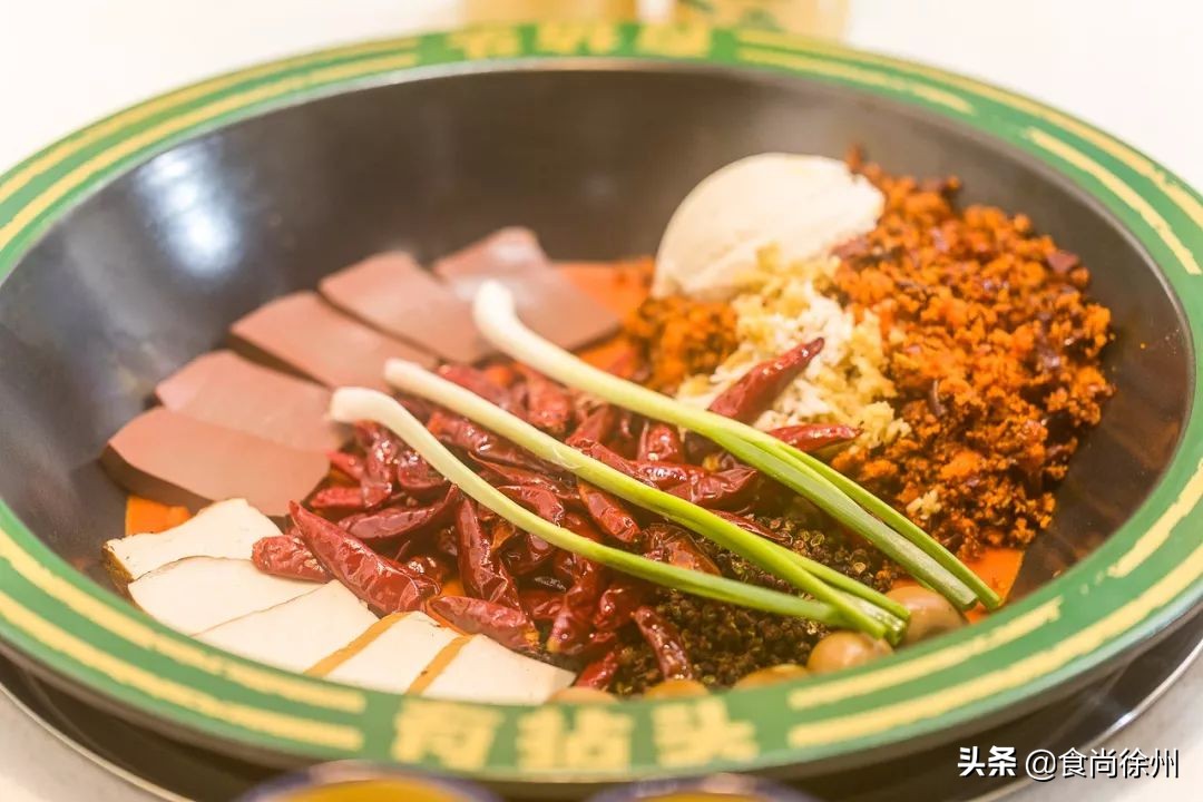 徐州闹市一角，还原了80年代的市井范儿！笸箩上菜，98元吃17样！